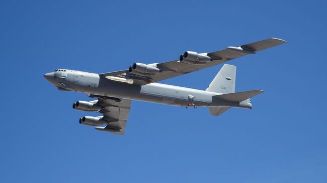 Бомбардировщик B-52 с прототипом ракеты AGM-183A на испытаниях