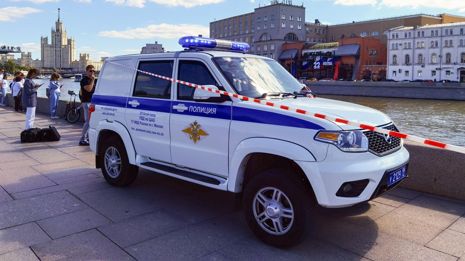 Полиция в районе парка Зарядье, где в Москве-реке обнаружены тела погибших диггеров - РИА Новости, 1920, 22.08.2023