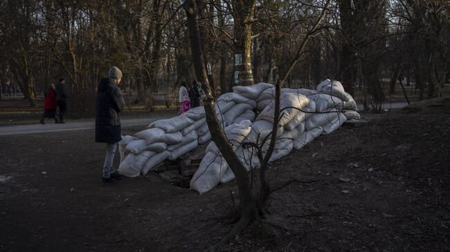 Мужчина возле бомбоубежища во Львове