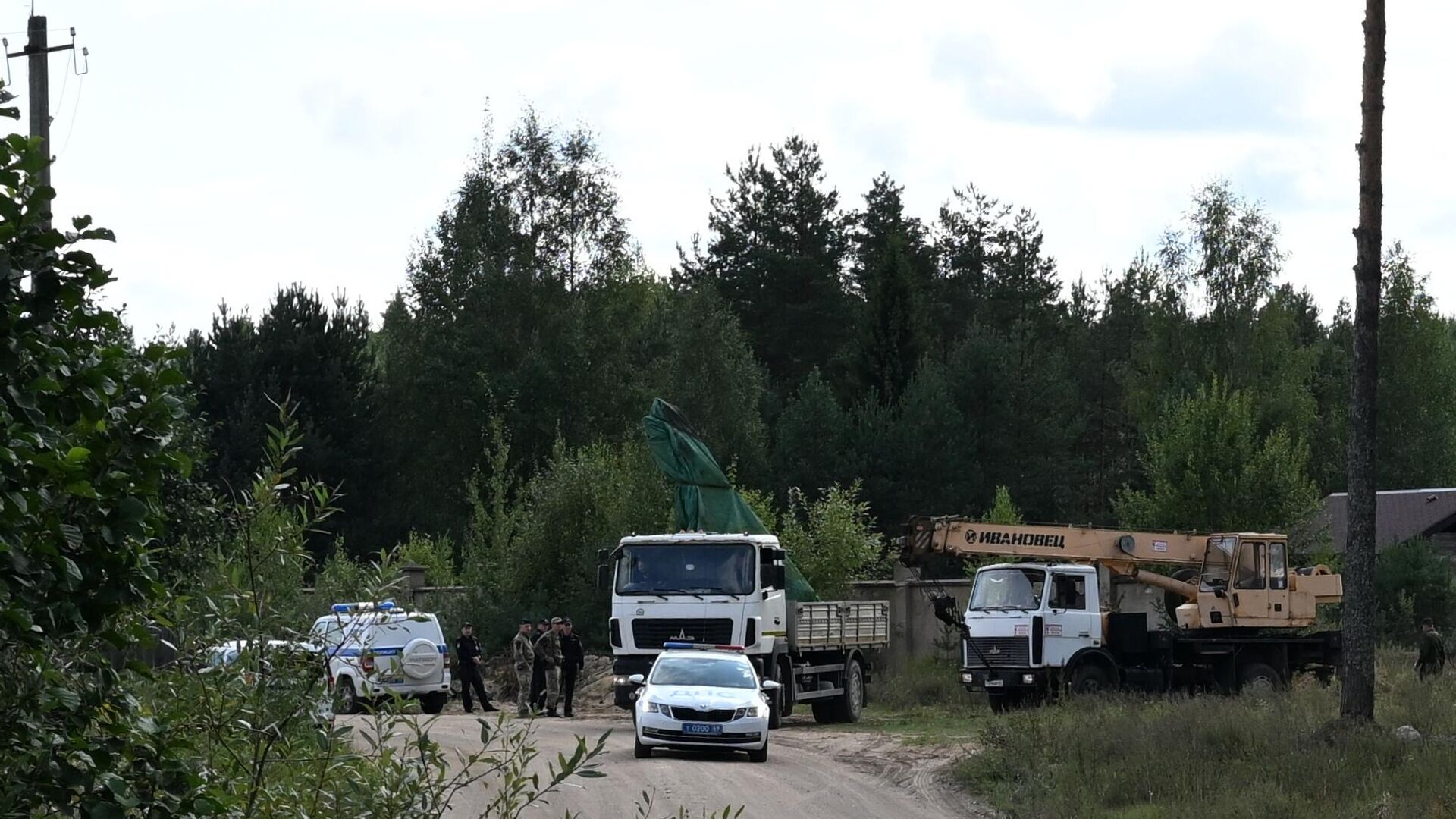 Грузовая техника вывозит обломки частного самолета с места крушения в селе Куженкино Бологовского района Тверской области - РИА Новости, 1920, 25.08.2023