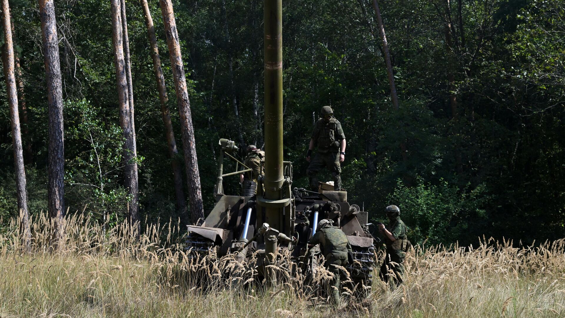 Экипаж во время приведения в боевое положение самоходного миномета 2с4 Тюльпан ЦВО ВС РФ на Краснолиманском направлении - РИА Новости, 1920, 28.09.2023