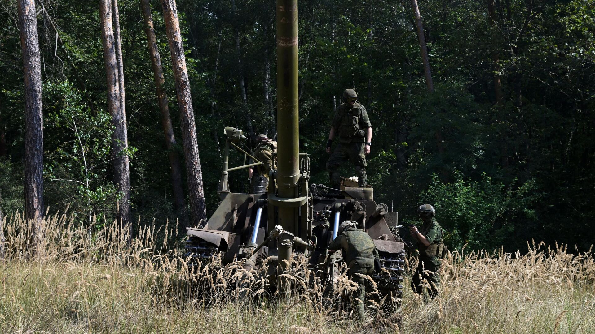 Экипаж во время приведения в боевое положение самоходного миномета 2с4 Тюльпан ЦВО ВС РФ на Краснолиманском направлении - РИА Новости, 1920, 28.09.2023