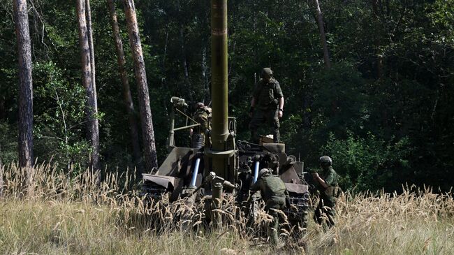 Экипаж во время приведения в боевое положение самоходного миномета 2с4 Тюльпан ЦВО ВС РФ на Краснолиманском направлении