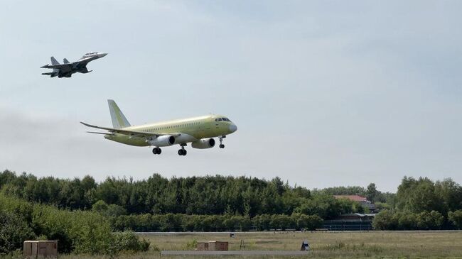 Российский самолет SJ-100 с импортозамещенным оборудованием