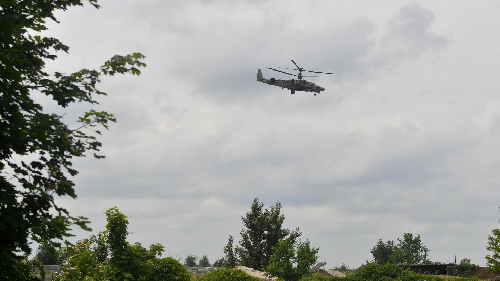 Ударный вертолет Ка-52 во время боевого вылета в зоне проведения специальной военной операции на Артемовском направлении - РИА Новости, 1920, 24.09.2023
