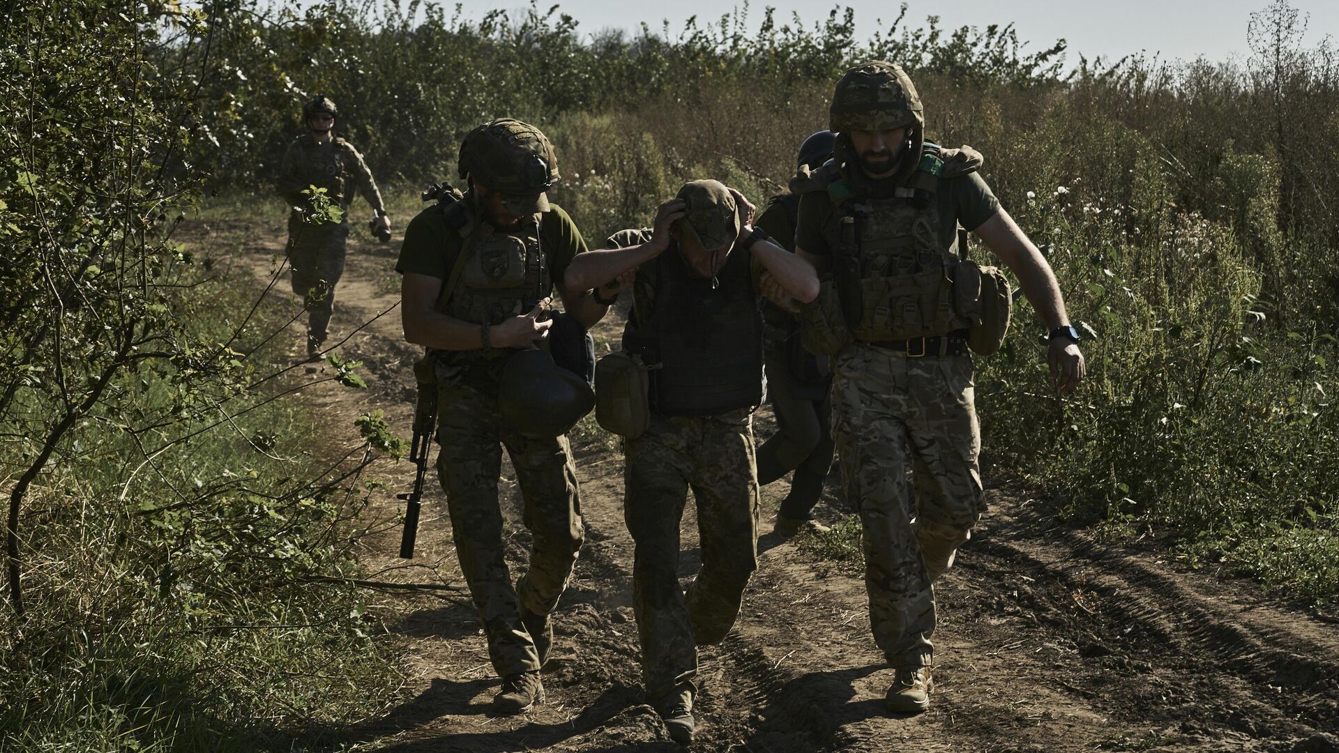 Украинские военнослужащие эвакуируют раненого солдата на передовой в Донбассе - РИА Новости, 1920, 19.09.2023