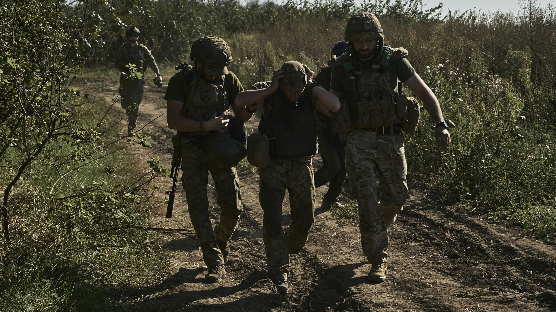 Украинские военнослужащие эвакуируют раненого солдата на передовой в Донбассе - РИА Новости, 1920, 01.06.2024