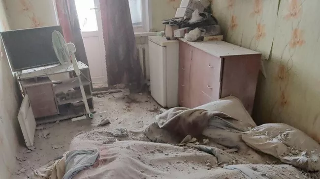 Последствия попадания снаряда  в квартиру жилого дома в Донецке