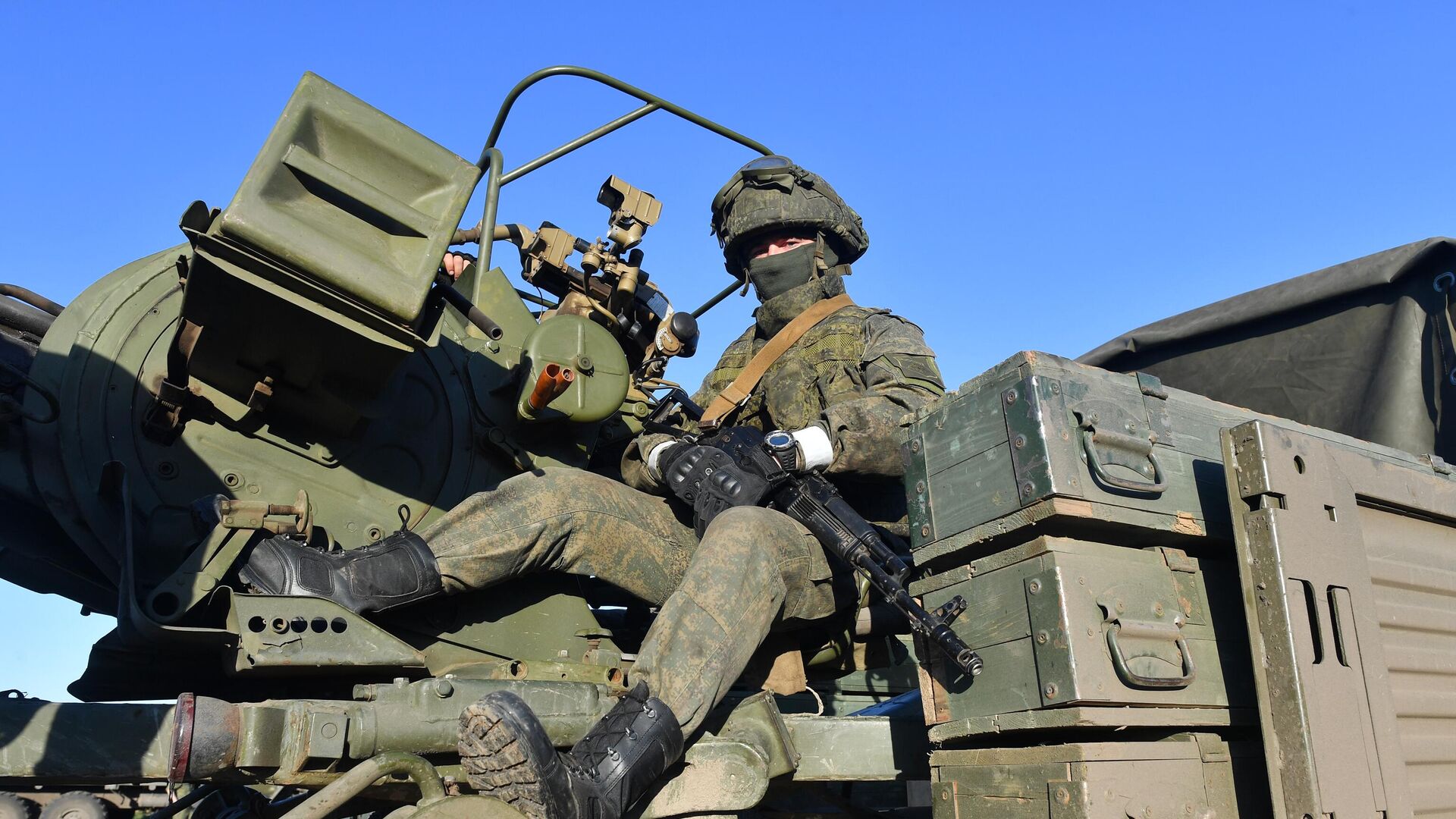 Военнослужащий сопровождения возле зенитной артиллерийской установки ПВО. Архивное фото - РИА Новости, 1920, 19.01.2024