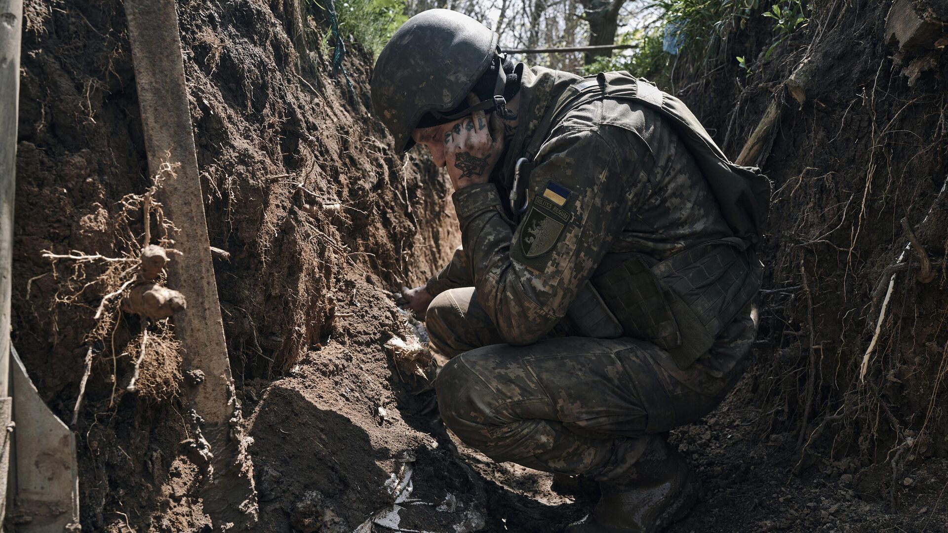 Украинский военнослужащий в окопе. Архивное фото - РИА Новости, 1920, 11.06.2024