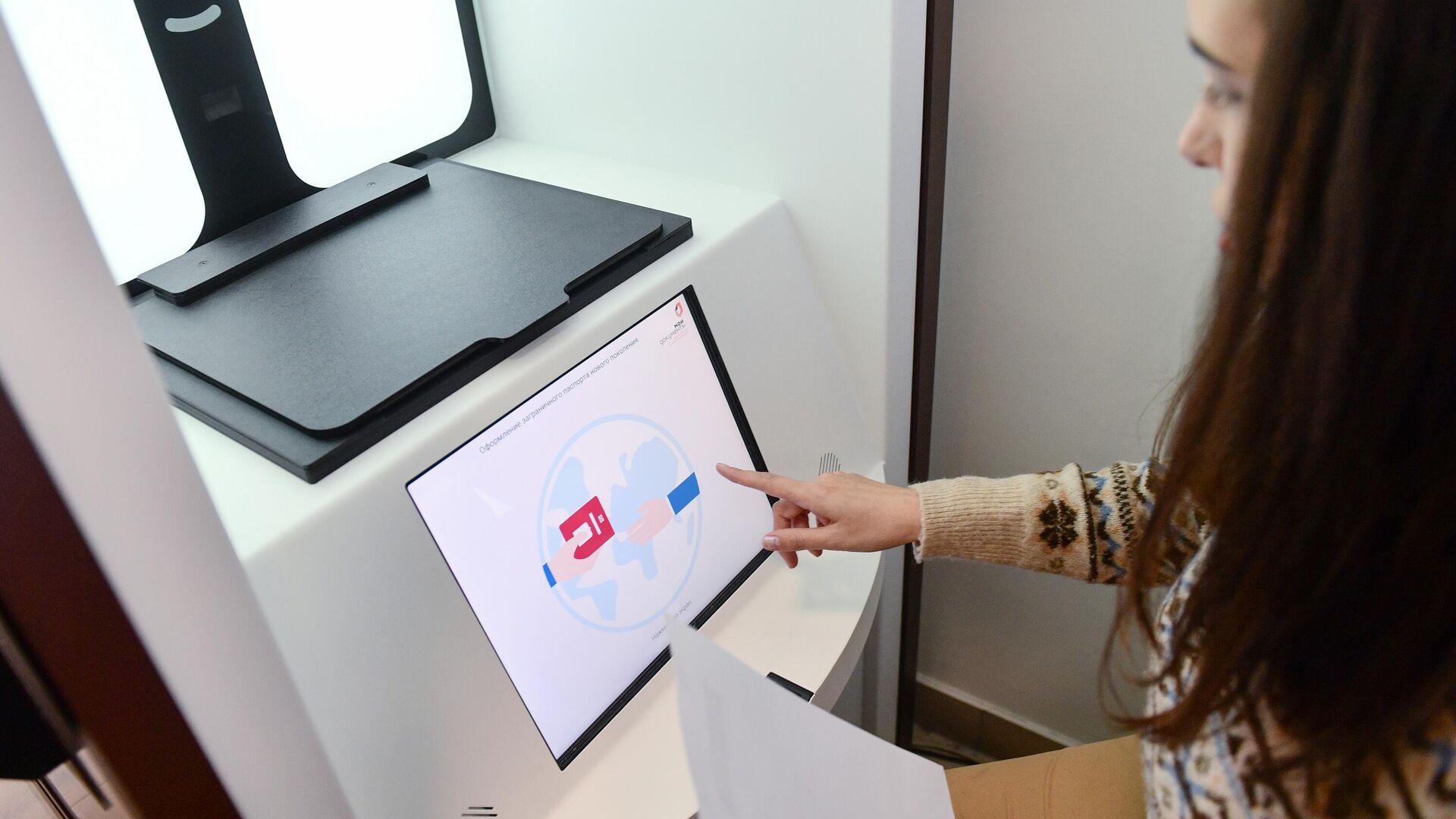 Девушка сдает биометрические данные для оформления заграничного паспорта в специальной криптобиокабине в МФЦ в Екатеринбурге - РИА Новости, 1920, 15.09.2025