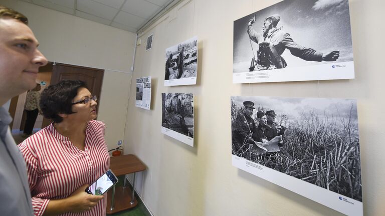 Посетители на открытии фотовыставки Освобождение. Донецк в Донецком краеведческом музее