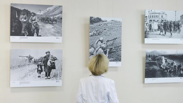 Посетительница на открытии фотовыставки Освобождение. Донецк в Донецком краеведческом музее