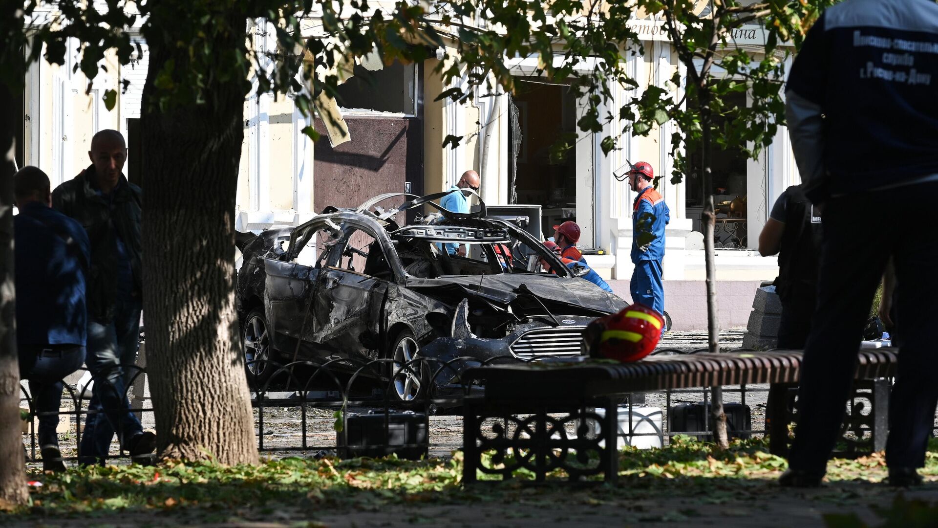 Автомобиль, поврежденный в результате падения беспилотника в Ростове-на-Дону - РИА Новости, 1920, 07.09.2023