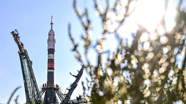 Установка на стартовый стол ракеты Союз-2.1а с грузовым кораблем Союз МС-24. Архивное фото