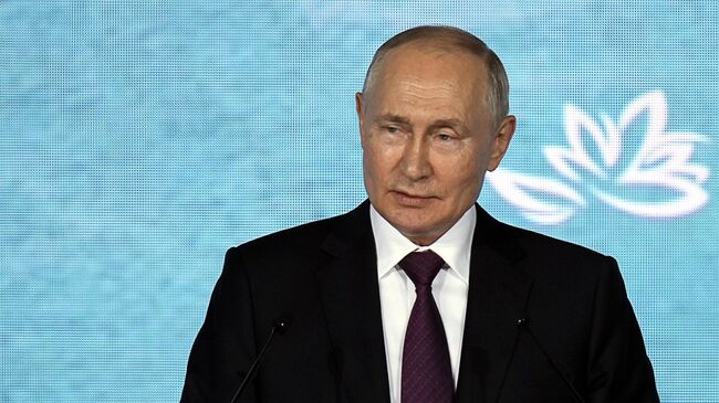 Президент России Владимир Путин на пленарном заседании ВЭФ-2023