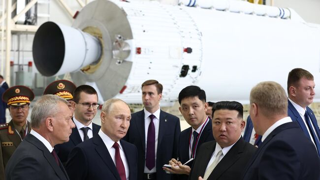 Президент РФ Владимир Путин и председатель Государственного совета КНДР Ким Чен Ын на космодроме Восточный
