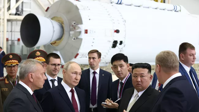 Президент РФ Владимир Путин и председатель Государственного совета КНДР Ким Чен Ын на космодроме Восточный