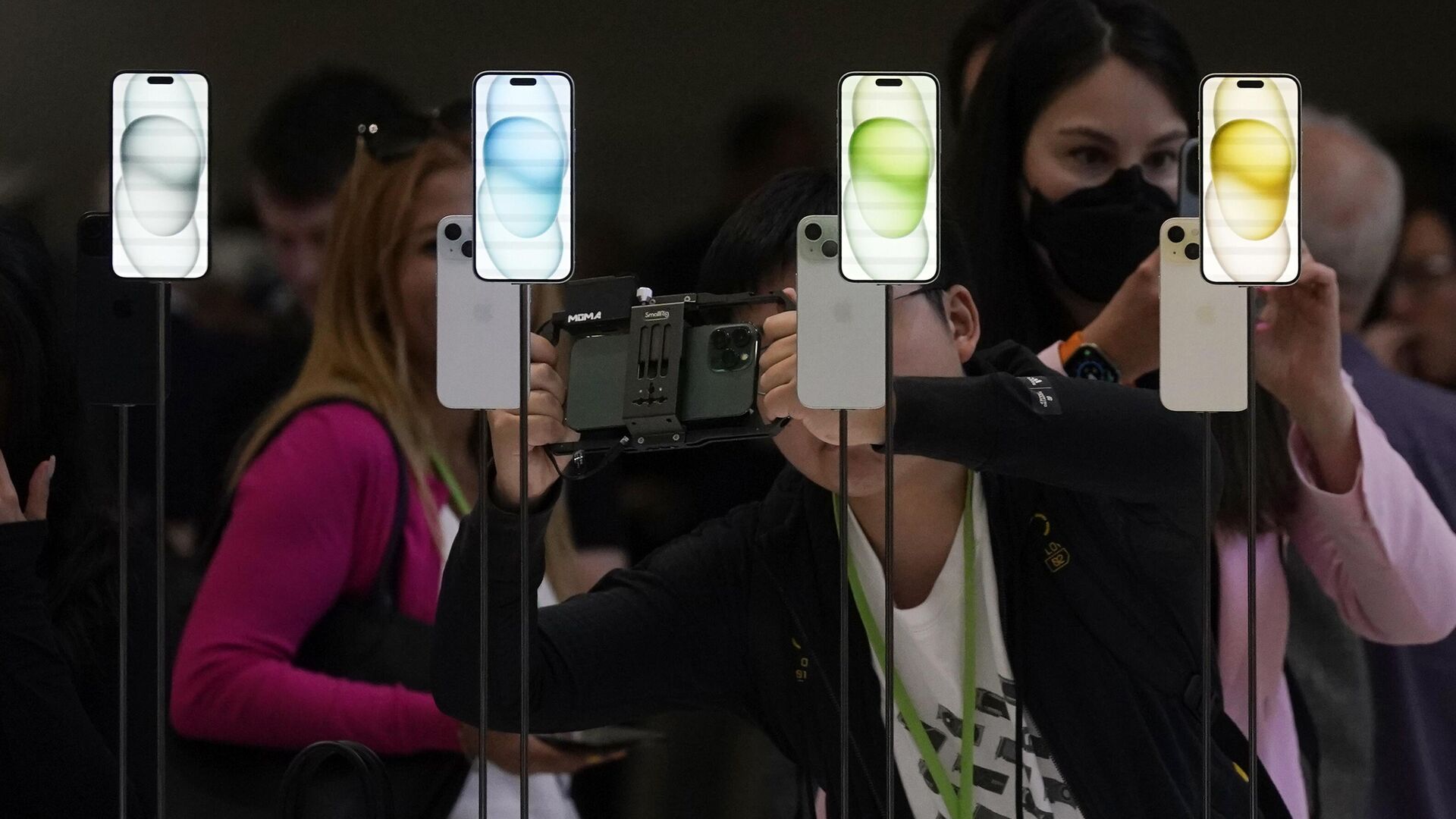 Смартфоны iPhone 15 и iPhone 15 Plus во время анонса новых продуктов в кампусе Apple в Купертино - РИА Новости, 1920, 13.09.2023