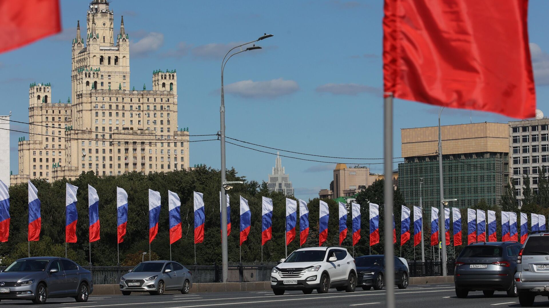 Российские флаги на фоне высотного здания на Кудринской площади в Москве. Архивное фото - РИА Новости, 1920, 11.06.2024