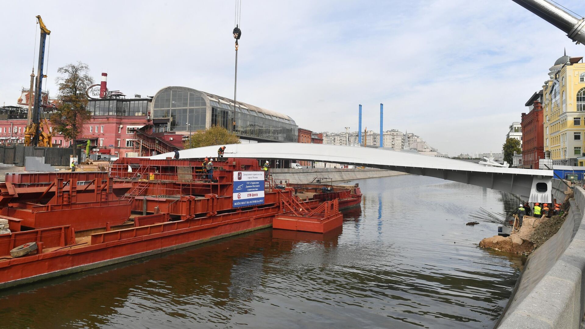 Рабочие во время завершения работ над мостом, установленным между островом Балчуг и Парком Горького в Москве - РИА Новости, 1920, 15.09.2023