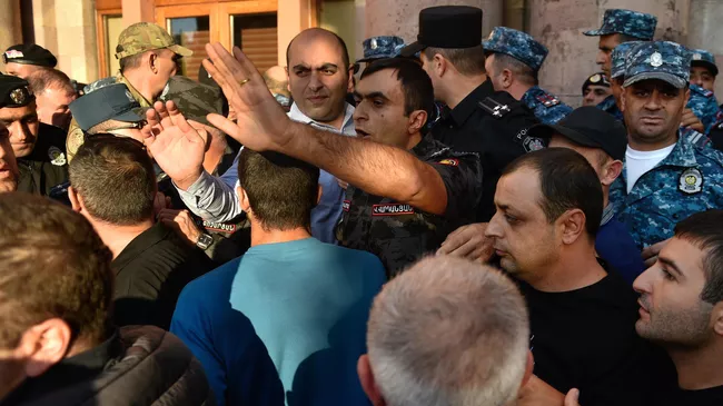 Полицейские и участники протестов на площади Республики в Ереване. Архивное фото
