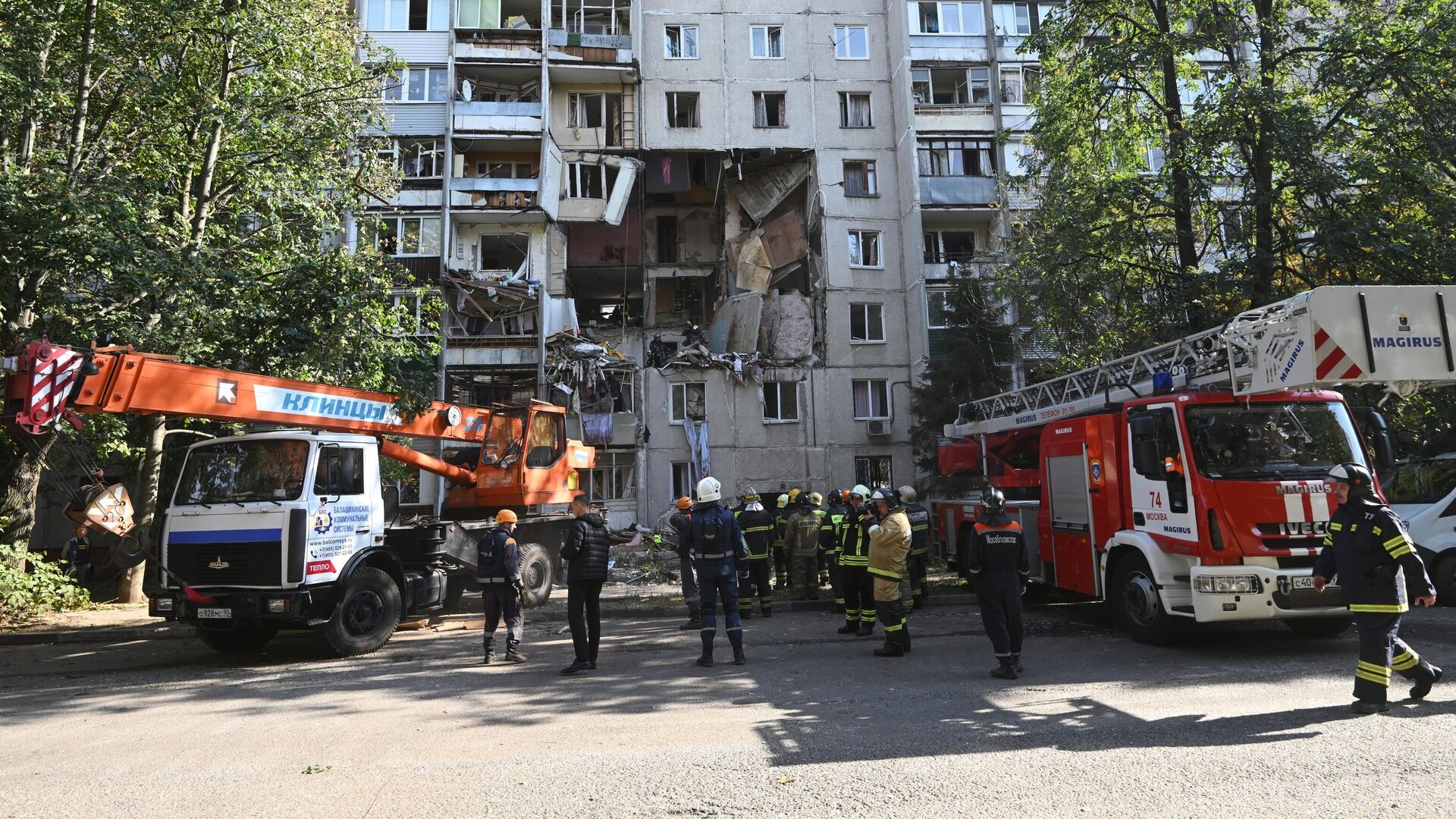 Сотрудники МЧС на месте взрыва газа в жилом доме в подмосковной Балашихе - РИА Новости, 1920, 20.09.2023