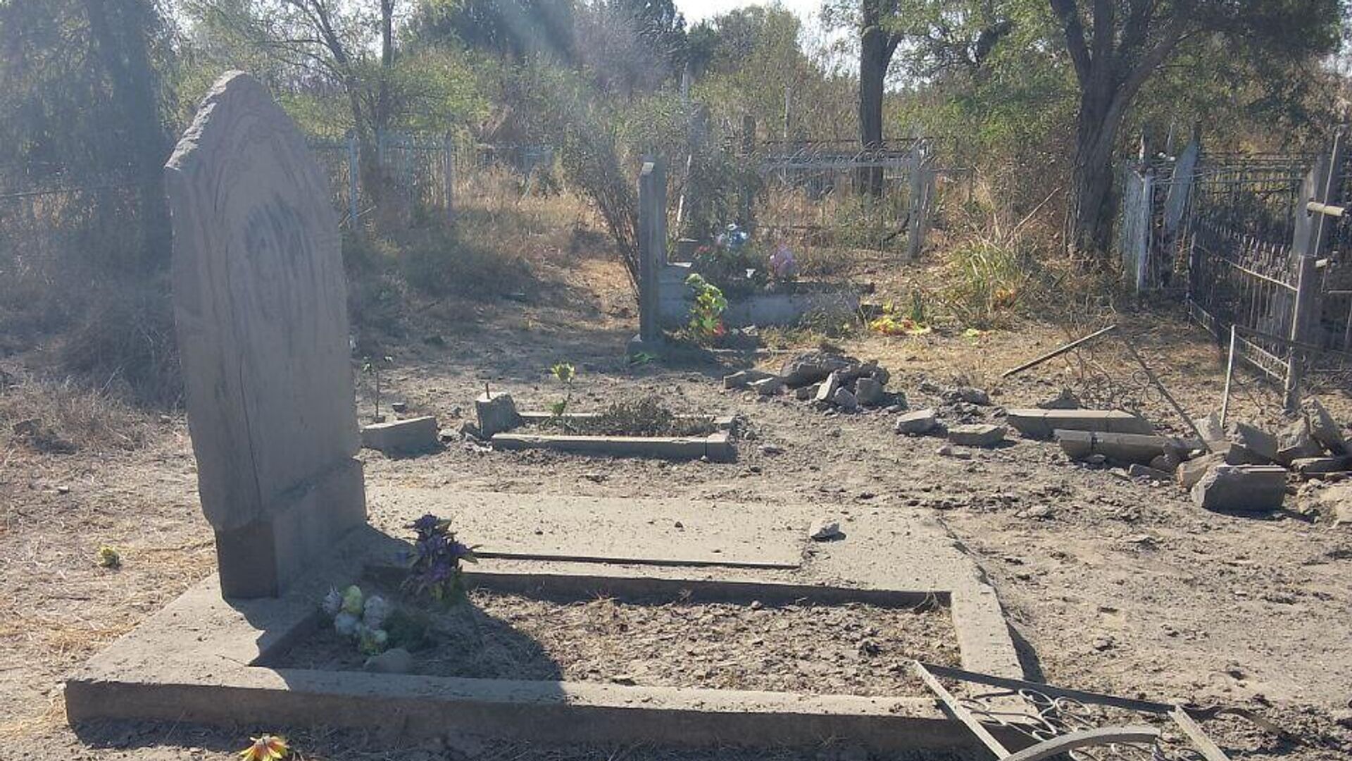 Последствия обстрела кладбища в селе Обрывка Херсонской области - РИА Новости, 1920, 21.09.2023