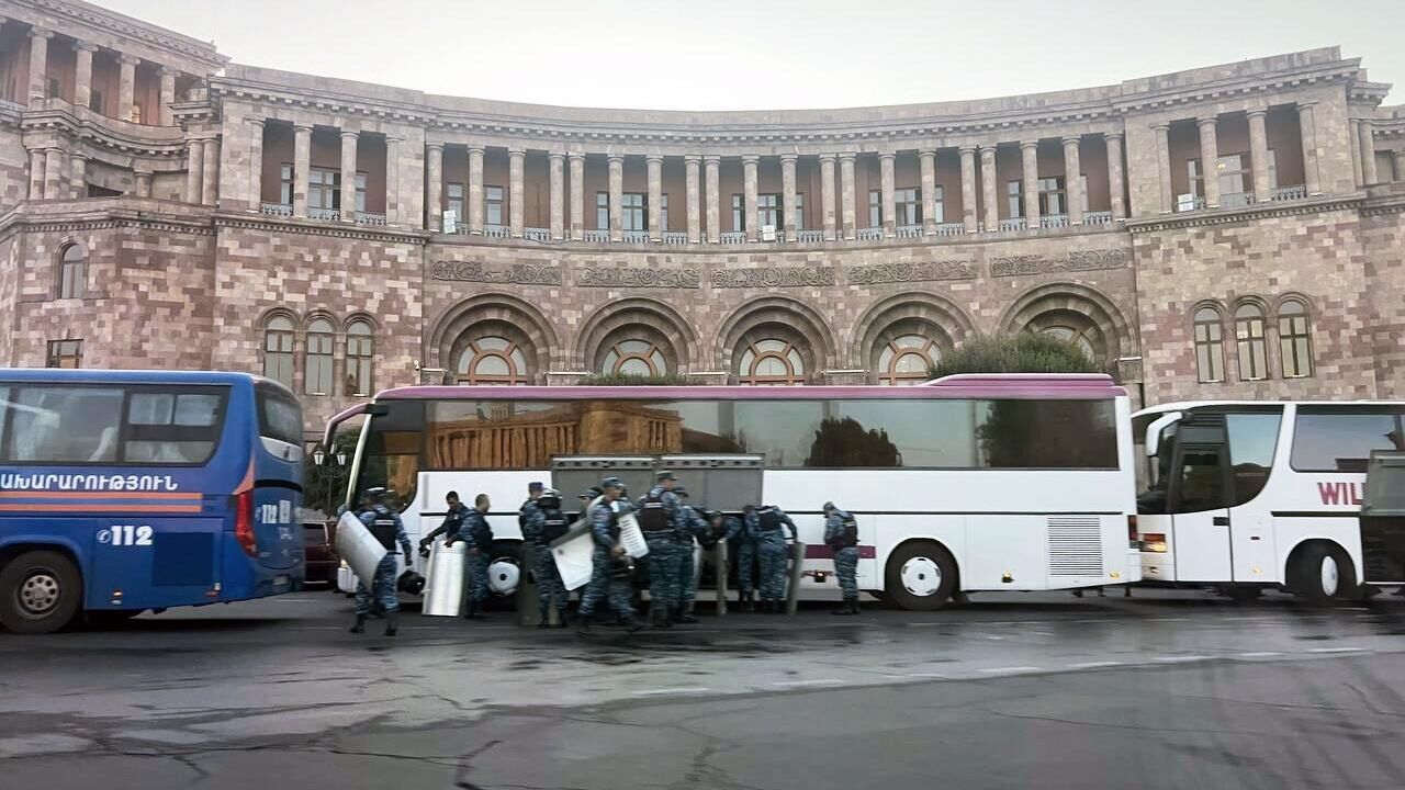 Сотрудники полиции дежурят у площади Республики в Ереване. Архивное фото - РИА Новости, 1920, 22.09.2023