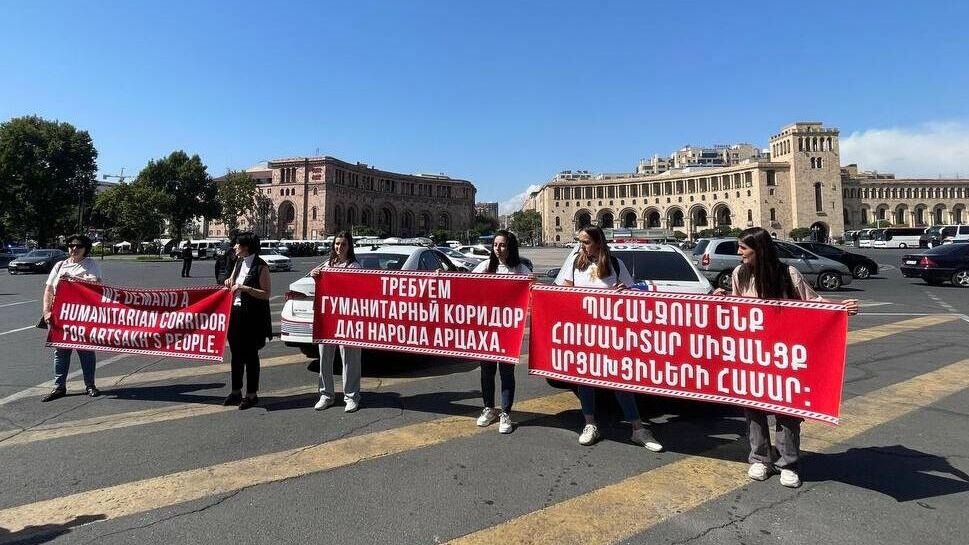 Участники протеста на фоне эскалации в Нагорном Карабахе и сотрудники полиции на площади Республики в Ереване - РИА Новости, 1920, 25.09.2023