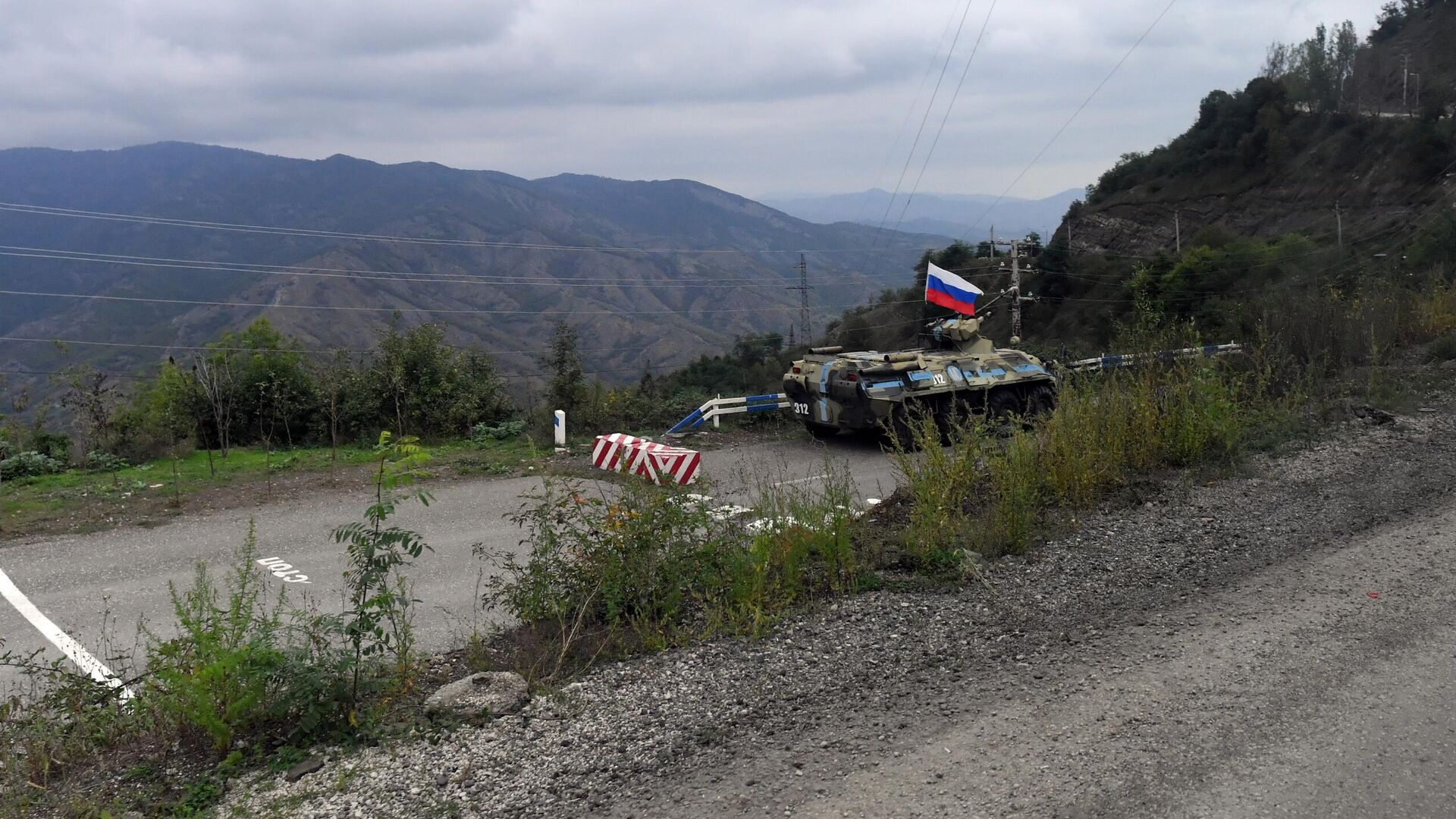 Бронетранспортер БТР-82А российских миротворческих сил у блок-поста в Нагорном Карабахе. Архивное фото - РИА Новости, 1920, 05.10.2023