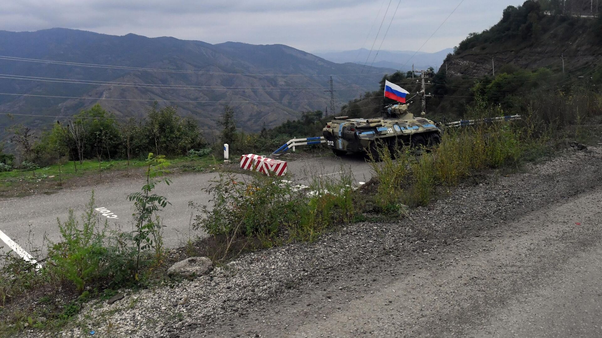 Бронетранспортер БТР-82А российских миротворческих сил у блок-поста в Нагорном Карабахе. Архивное фото - РИА Новости, 1920, 05.10.2023