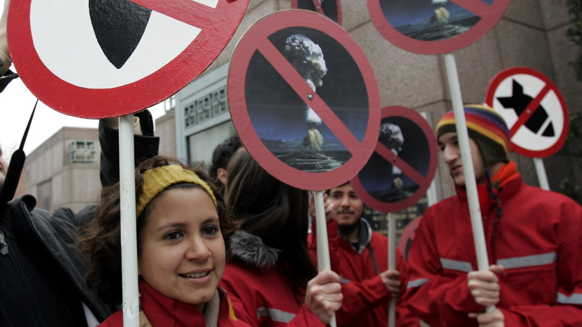 Активисты держат плакаты против применения ядерного оружия перед посольством США в Сантьяго. Архивное фото - РИА Новости, 1920, 28.05.2024