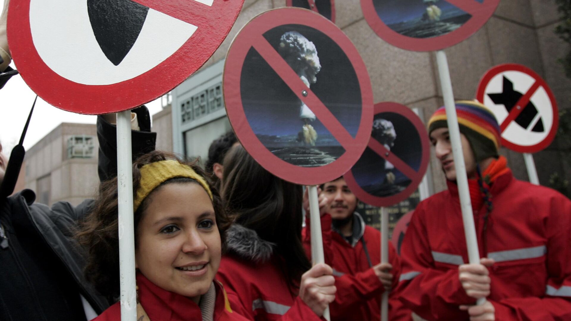 Активисты держат плакаты против применения ядерного оружия перед посольством США в Сантьяго. Архивное фото - РИА Новости, 1920, 28.05.2024