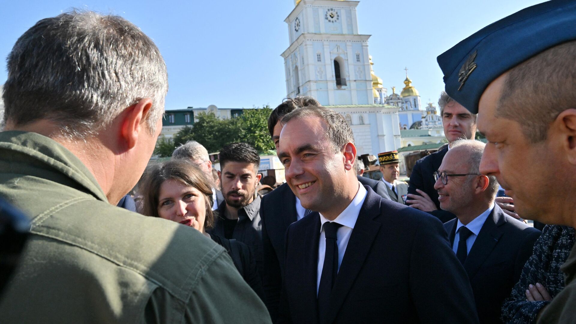 Министр обороны Франции Себастьян Лекорню (в центре) обращается с прессой на фоне Михайловского Златоверхого собора в Киеве - РИА Новости, 1920, 28.09.2023