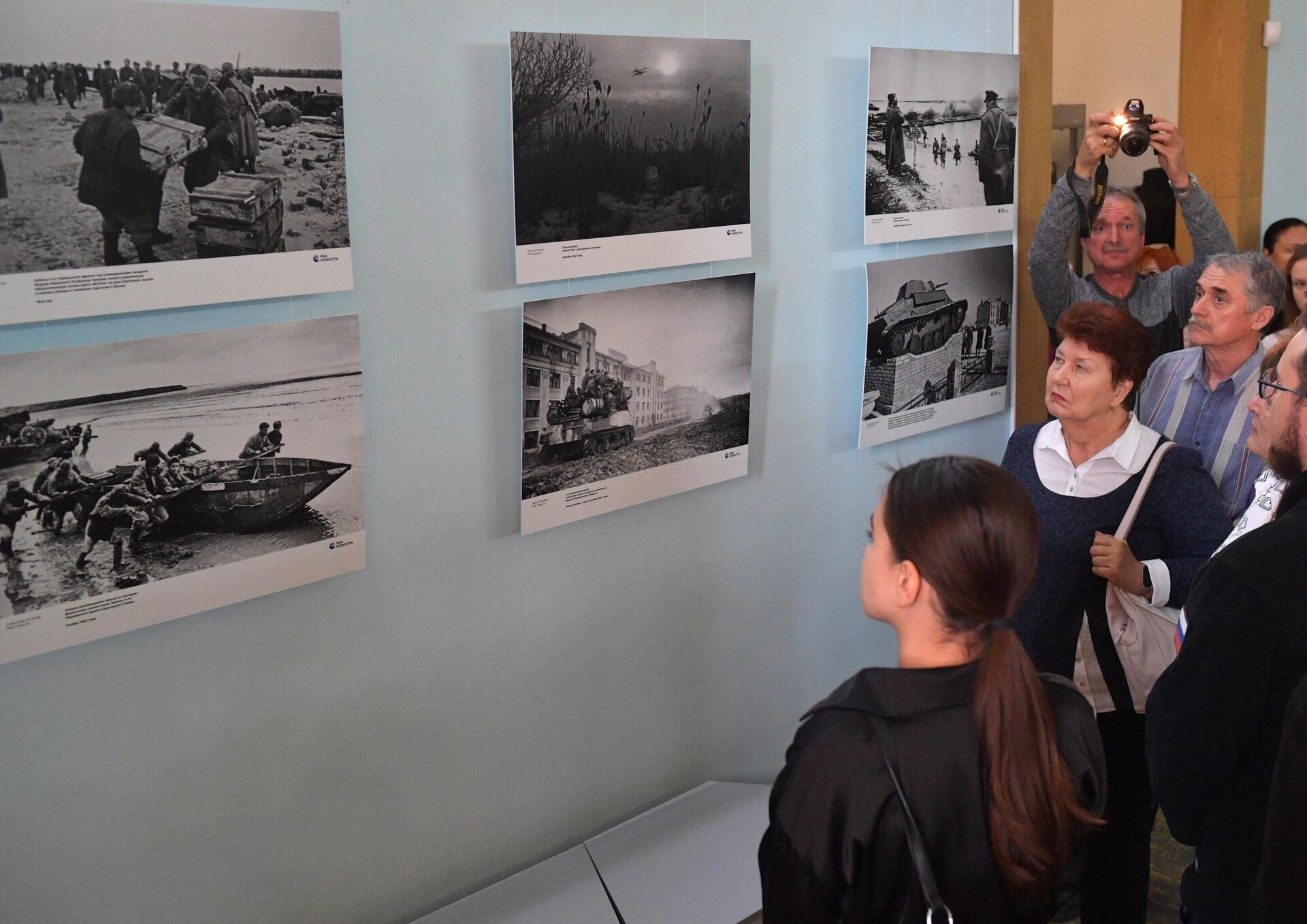 Посетители фотовыставки Освобождение. Мелитополь в городском краеведческом музее Мелитополя - РИА Новости, 1920, 04.10.2023