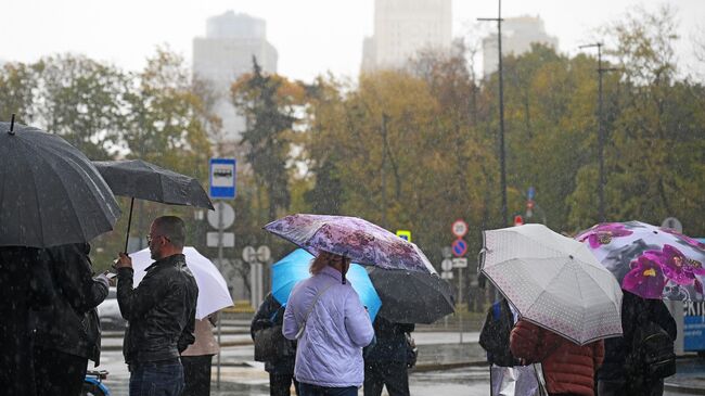 Люди на одной из улиц в Москве