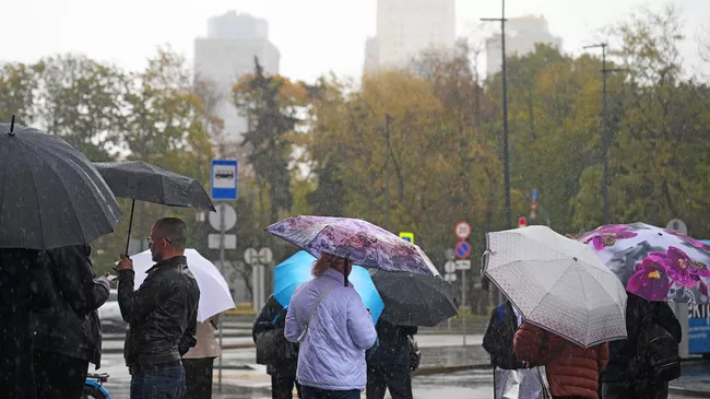 Люди на одной из улиц в Москве