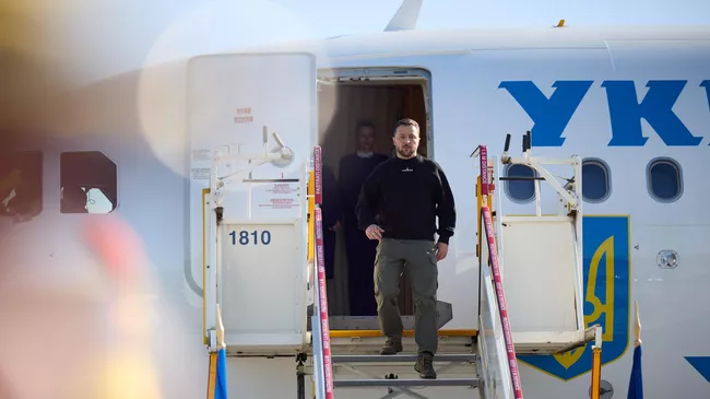 Президент Украины Владимир Зеленский во время прибытия в Бухарест