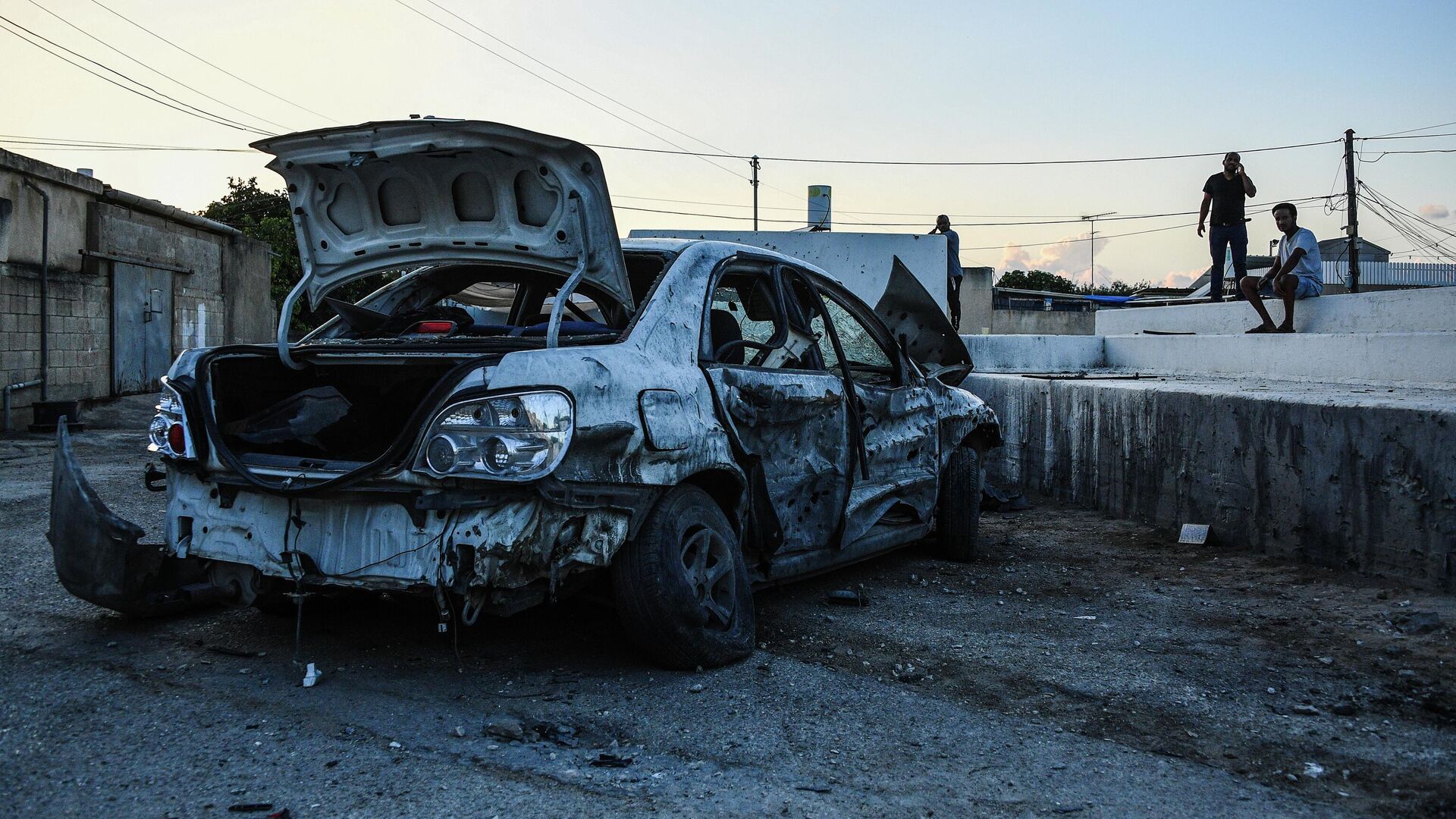 Сгоревший автомобиль на улице Ашкелона после ракетного обстрела со стороны сектора Газа - РИА Новости, 1920, 22.11.2023