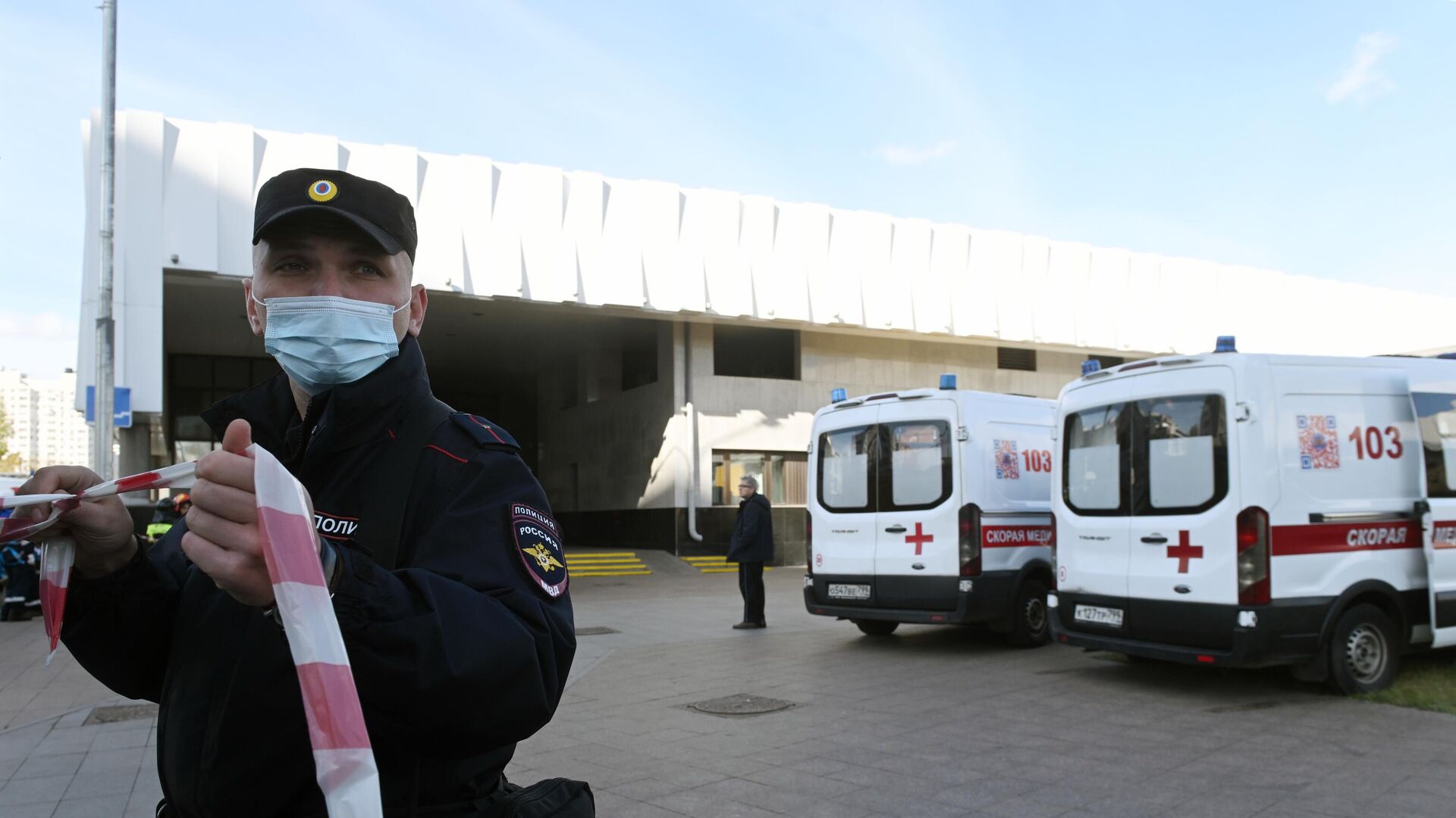 Сотрудник полиции на месте происшествия у вестибюля станции метро Печатники в Москве - РИА Новости, 1920, 11.10.2023