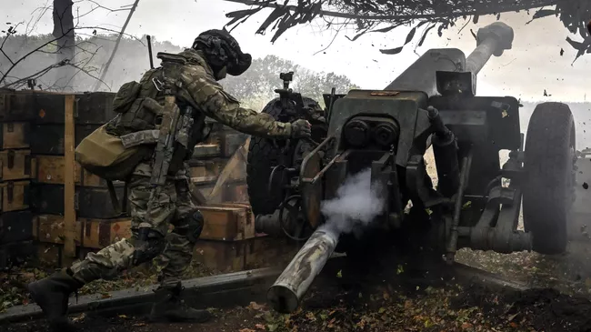Стрельба из гаубицы Д-30 агитационными снарядами по позициям ВСУ в зоне проведения СВО. Архивное фото