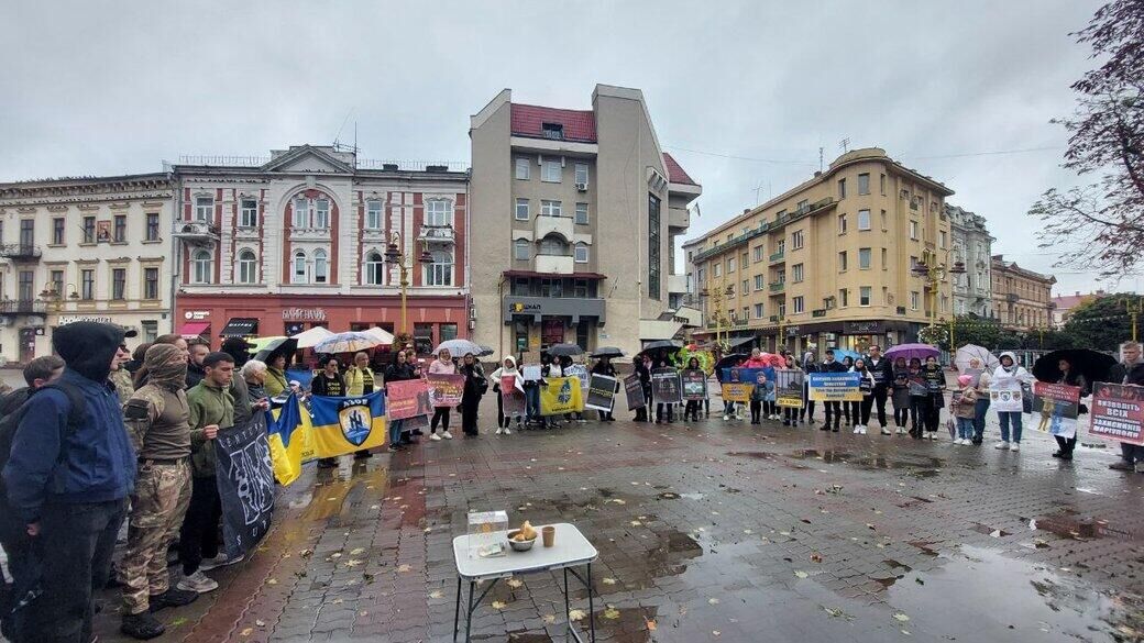 Участники акции с требованием к власти вернуть украинских военных из плена в Ивано-Франковске - РИА Новости, 1920, 15.10.2023