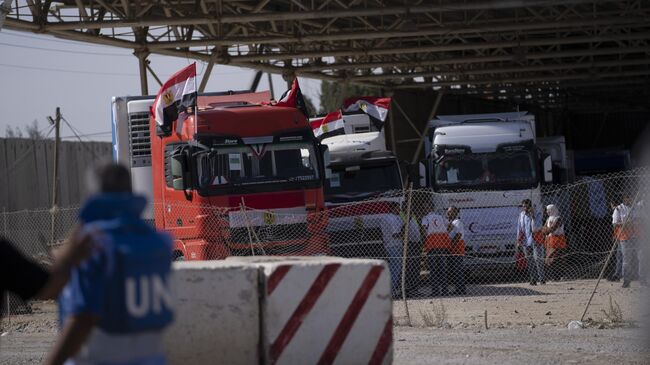 Грузовики с гуманитарной помощью на границе с сектором Газа. Архивное фото