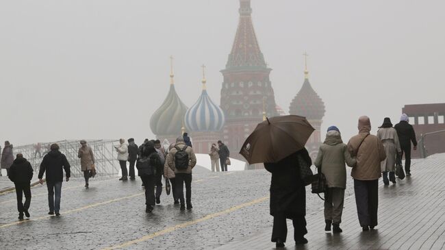 Люди на Красной площади в Москве