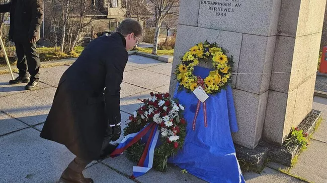 Российский консул Николай Коныгин возложил венок к памятнику советским воинам-освободителям в городе Киркенес, Норвегия