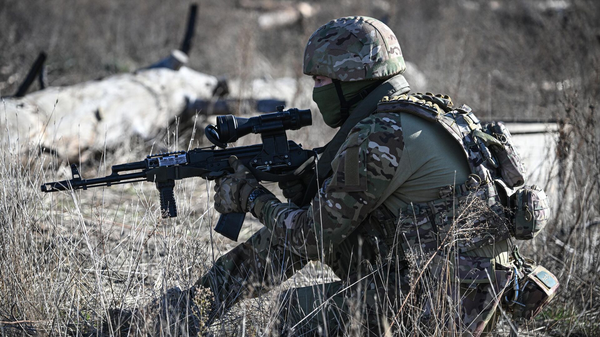 Экс-боец ЧВК Вагнер, перешедший в артиллерийскую группу спецназа Ахмат, на полигоне в зоне проведения спецоперации - РИА Новости, 1920, 22.11.2023