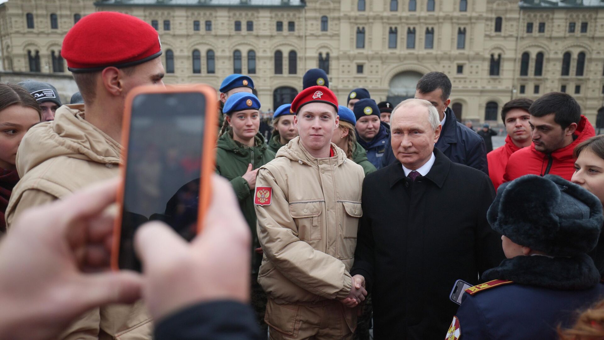 Президент РФ Владимир Путин фотографируется с волонтерами, участниками поисковых движений и детьми погибших героев специальной военной операции (СВО) после церемонии возложения цветов к памятнику Кузьме Минину и Дмитрию Пожарскому на Красной площади в День народного единства - РИА Новости, 1920, 04.11.2023