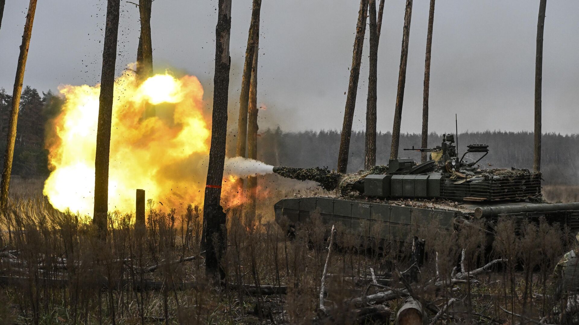 Танк Т-80 ВС РФ на огневой позиции на Краснолиманском направлении спецоперации - РИА Новости, 1920, 07.05.2024