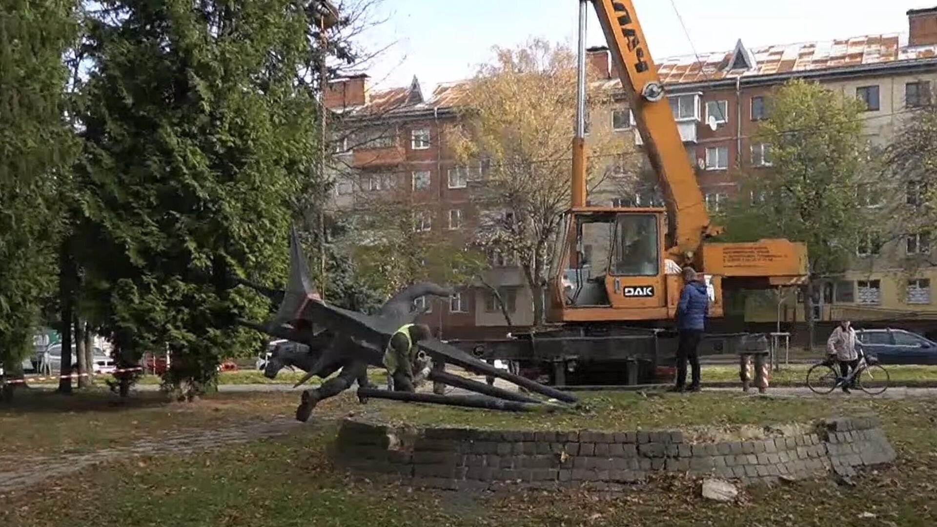 Снос памятника женщине-космонавту во Львове, Украина. Кадр трансляции - РИА Новости, 1920, 03.08.2024